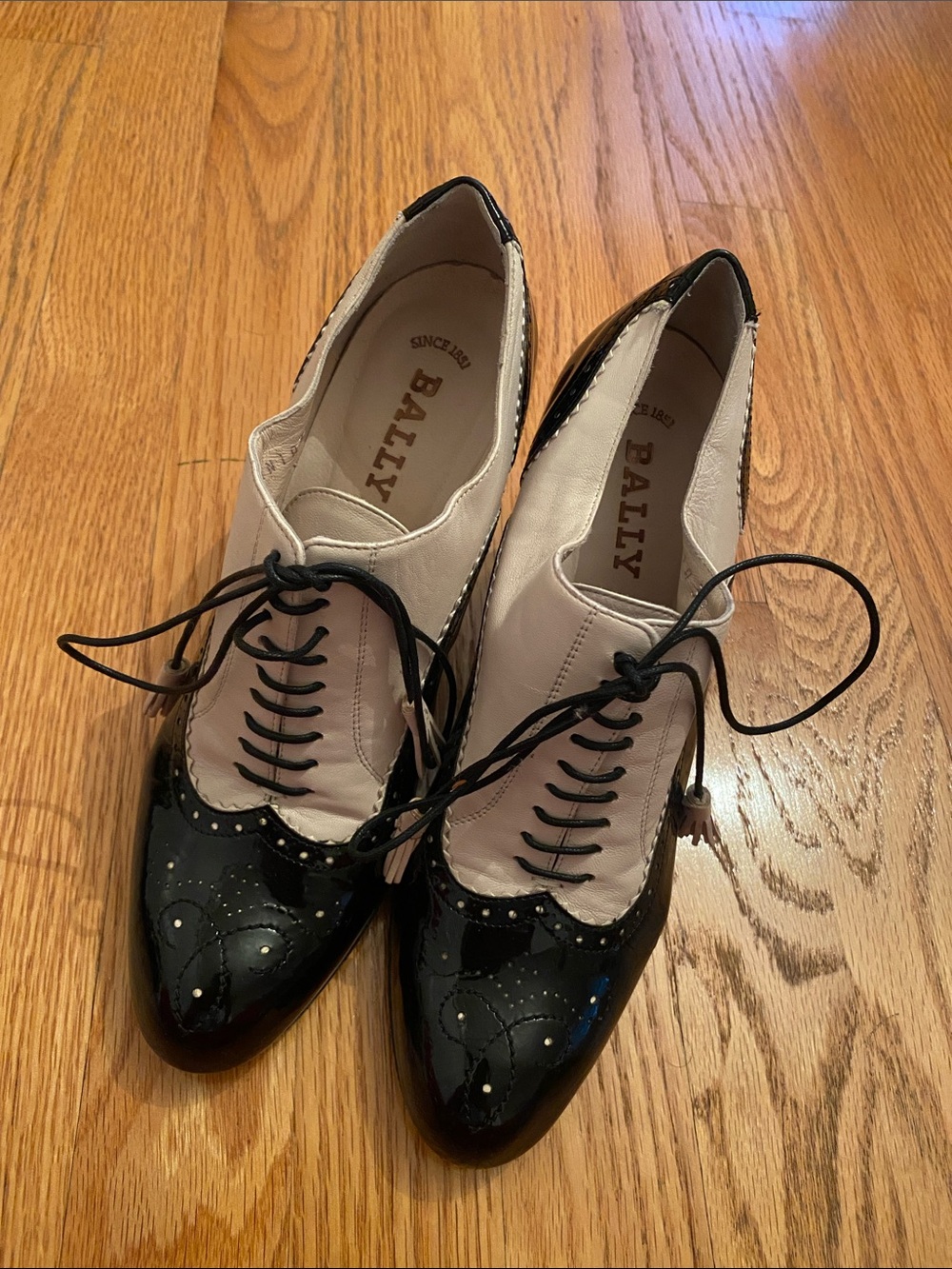 Bally Black and Cream Leather Two-Tone Lace-Up heels